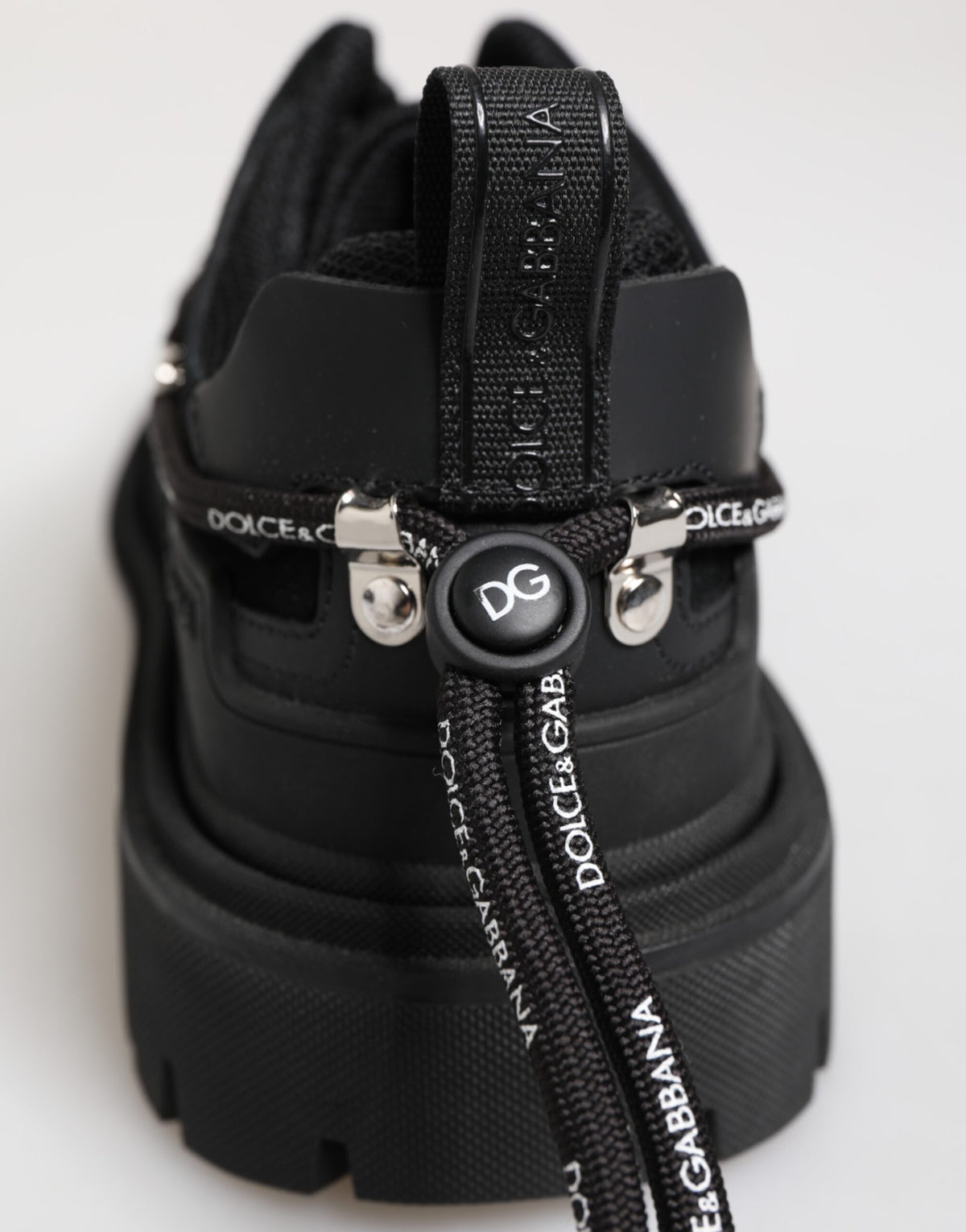 Dolce & Gabbana svarta sneakers med snörning och trekking-stil