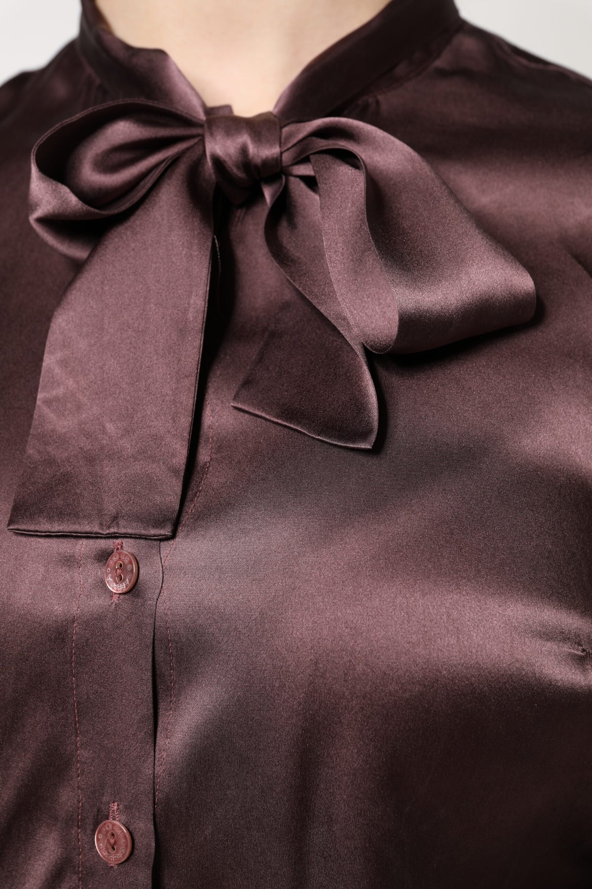 Dolce & Gabbana brun blus med ascot-krage och lång ärm