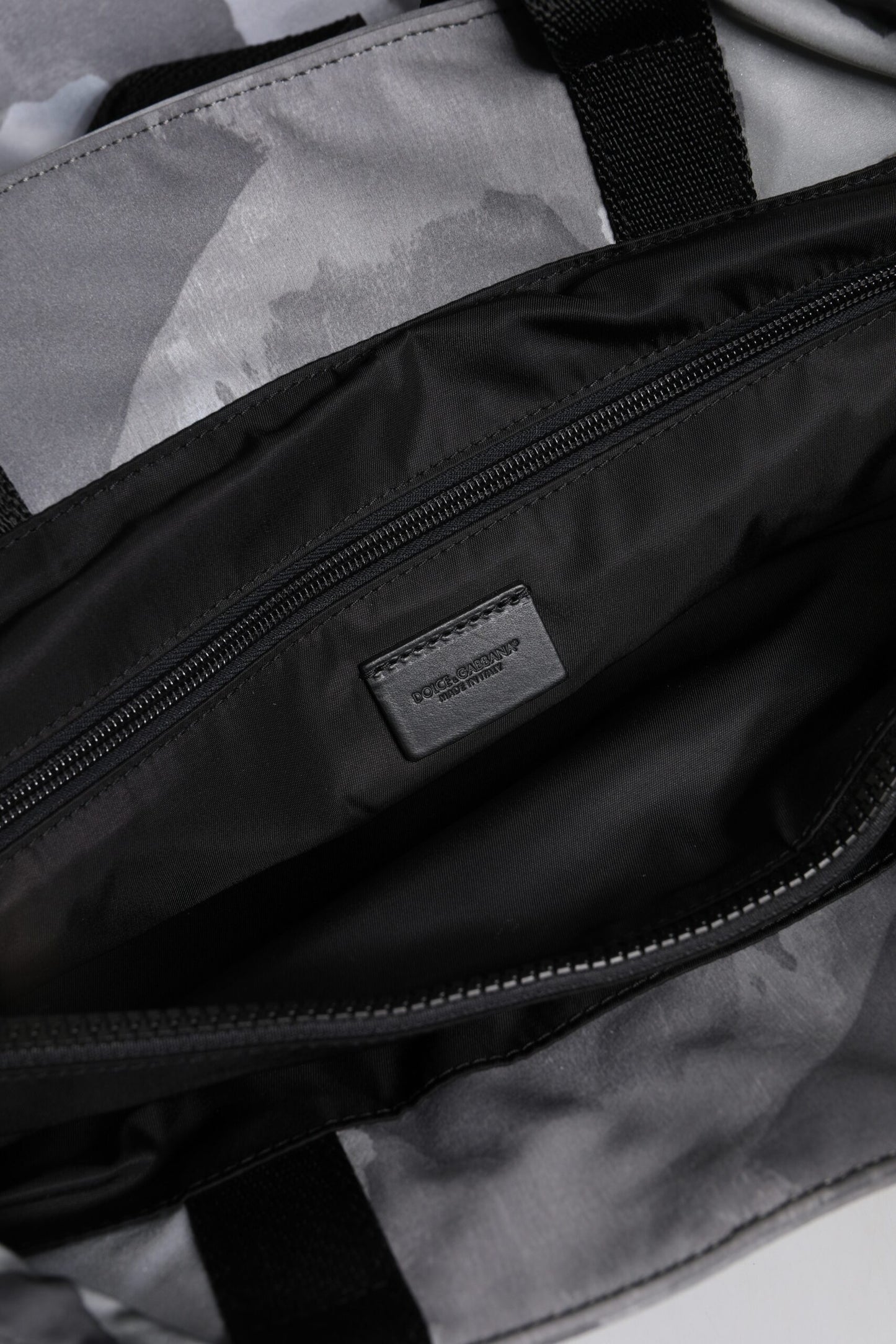 Dolce &amp; Gabbana svart kamouflage axelremsväska med logotypplakett