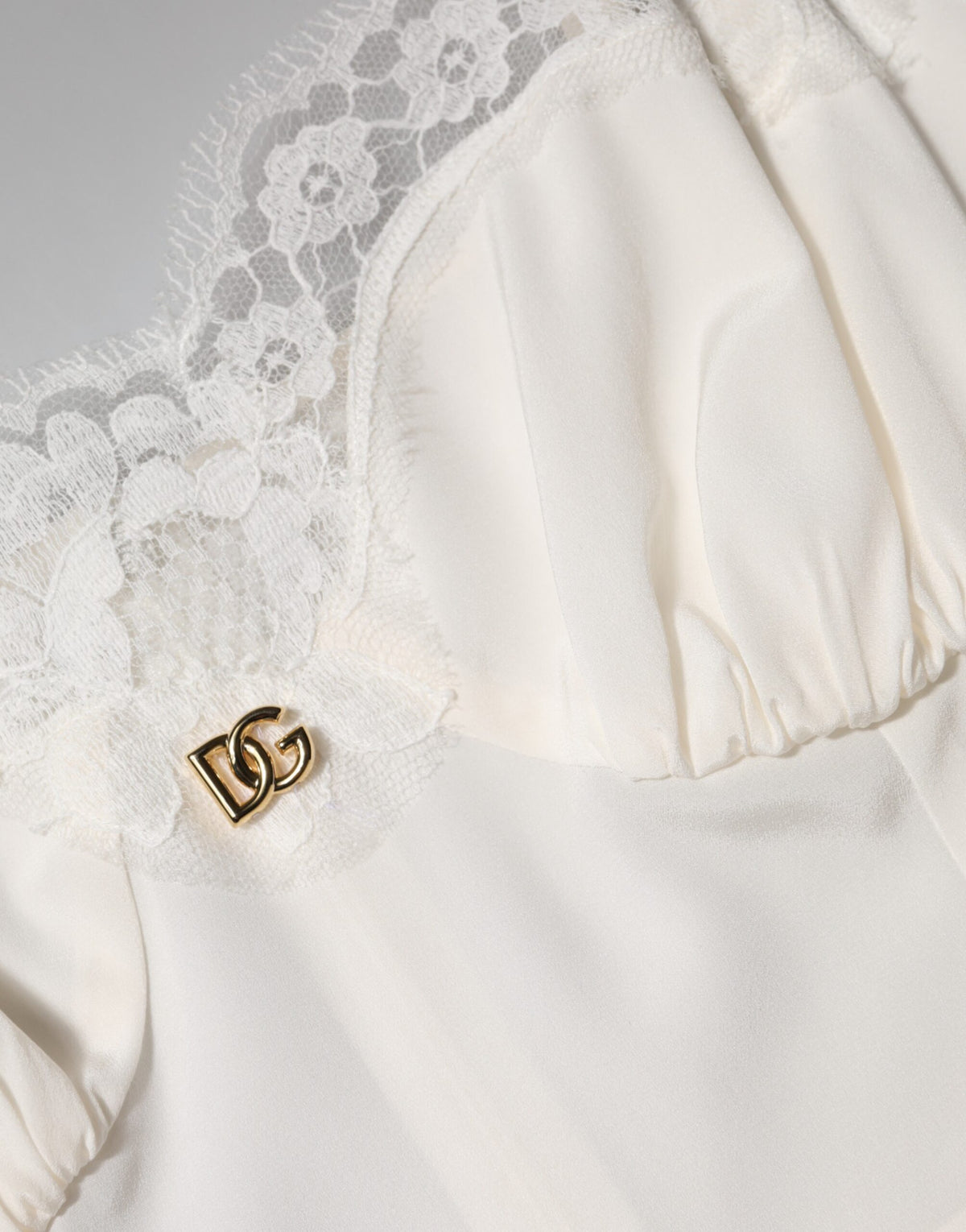 Dolce & Gabbana vit spetsklänning i siden med DG-logotyp (nattplagg)